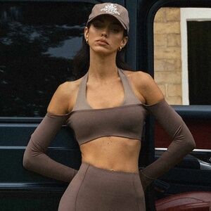 WISKII OFF-SHOULDER COLORBLOCK LONG SLEEVE CROP TOP in Truffle/Almond